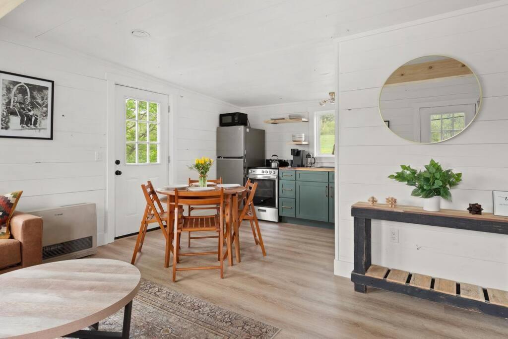 Charming & Freshly Restored Farmhouse 1 Mile From Center Of Stowe Exterior photo