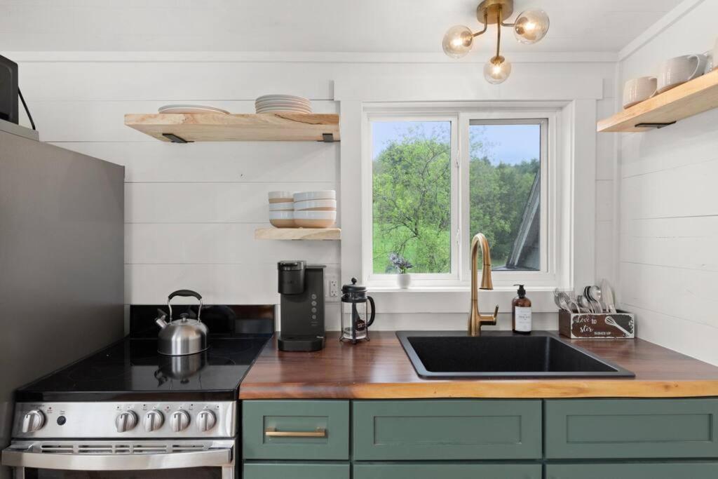 Charming & Freshly Restored Farmhouse 1 Mile From Center Of Stowe Exterior photo