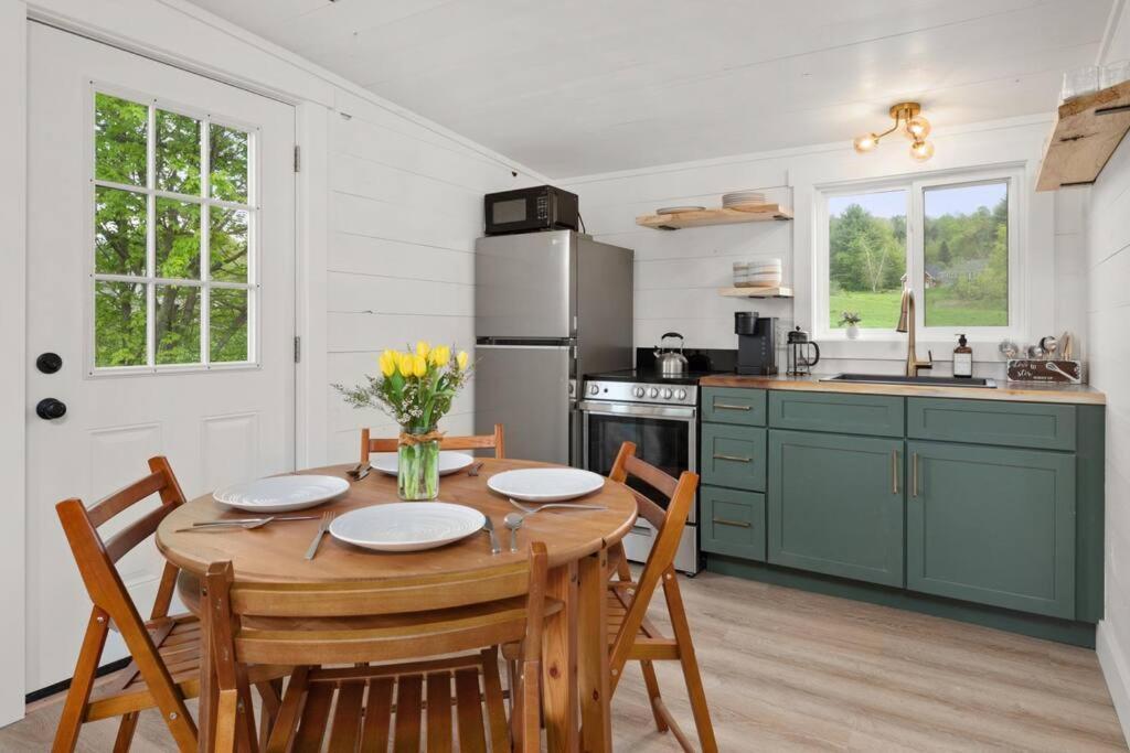 Charming & Freshly Restored Farmhouse 1 Mile From Center Of Stowe Exterior photo