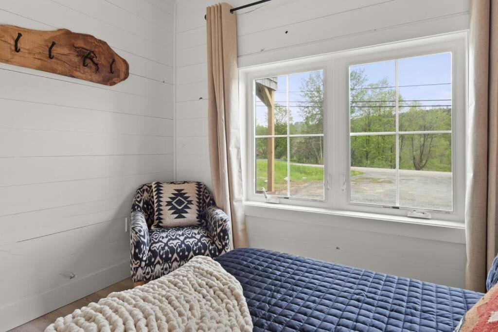Charming & Freshly Restored Farmhouse 1 Mile From Center Of Stowe Exterior photo