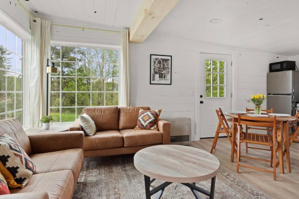 Charming & Freshly Restored Farmhouse 1 Mile From Center Of Stowe Exterior photo